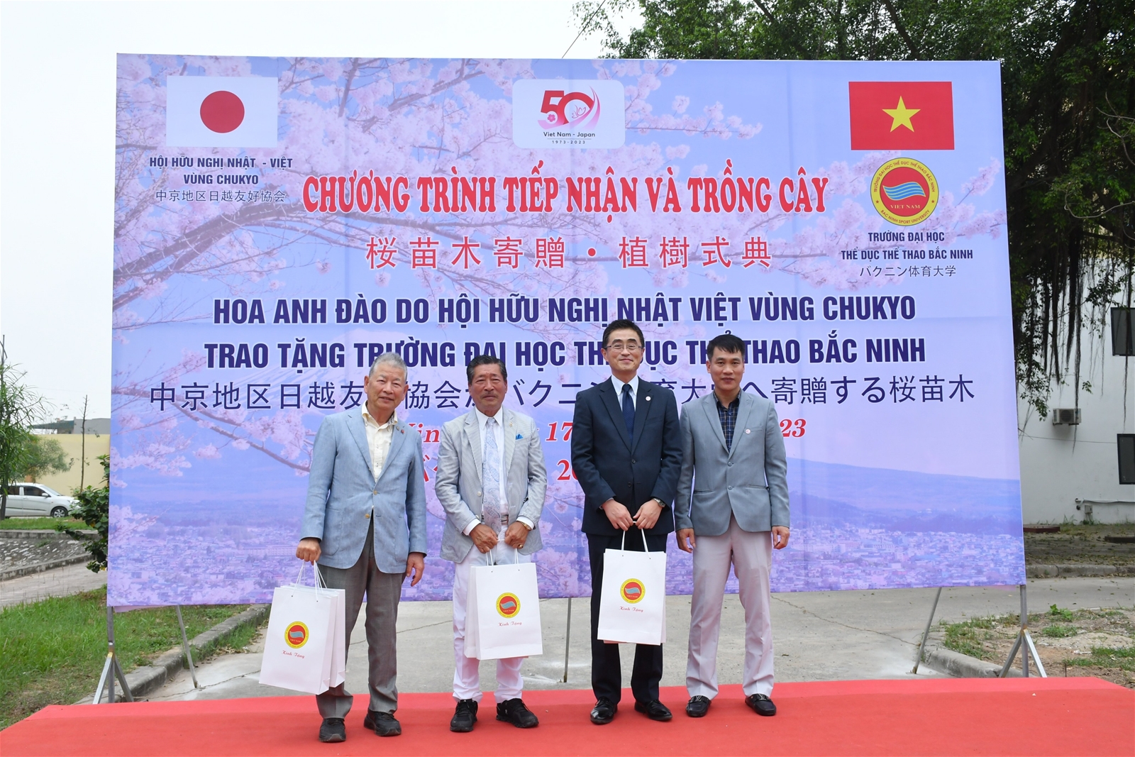 Lễ tiếp nhận và trồng 150 cây hoa Anh đào do Hội Hữu nghị Việt Nhật vùng Chukyo trao tặng