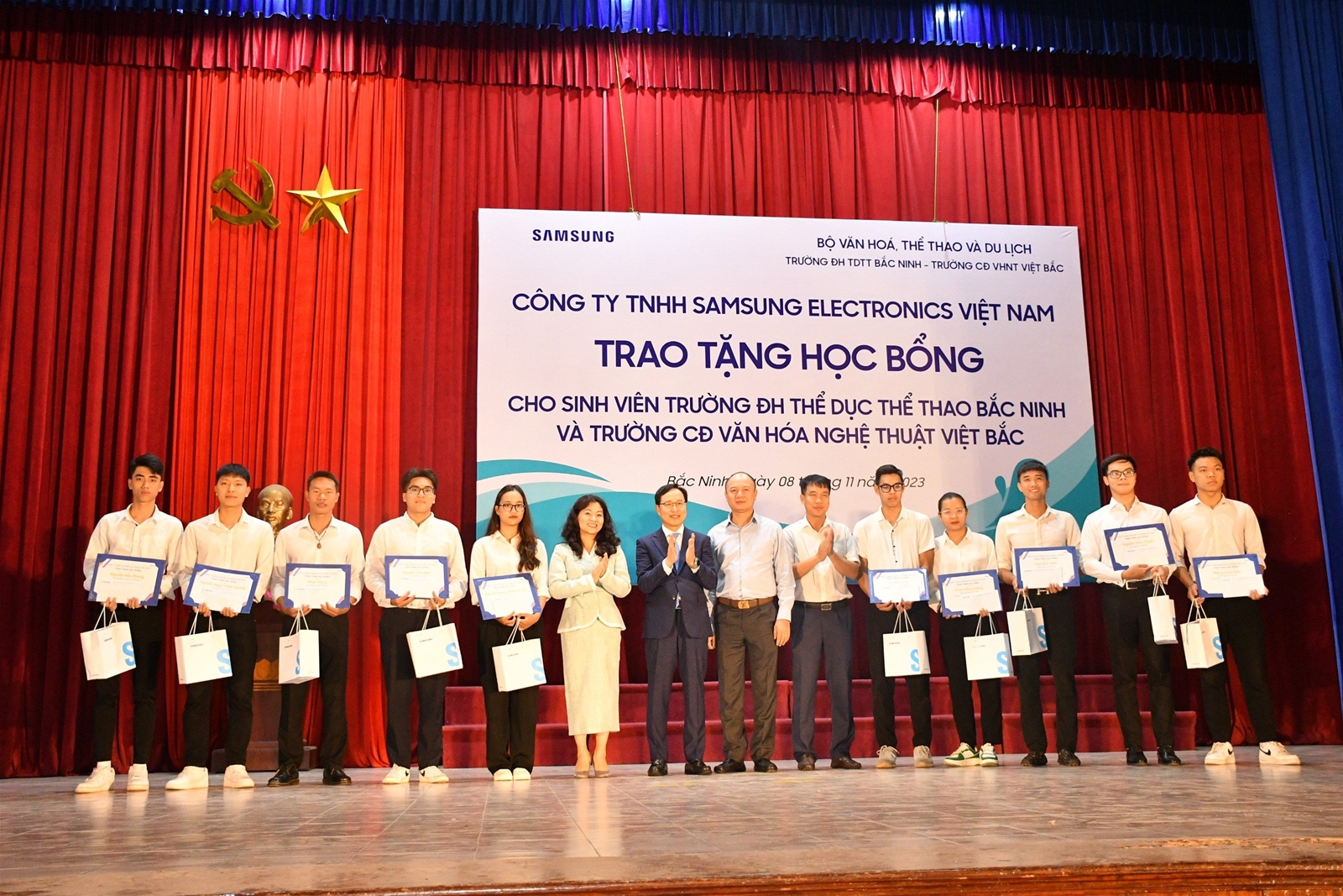 Công ty SAMSUNG Việt Nam trao tặng 80 suất học bổng cho sinh viên Trường Đại học TDTT Bắc Ninh và trường Cao đẳng Văn hóa nghệ thuật Việt Bắc