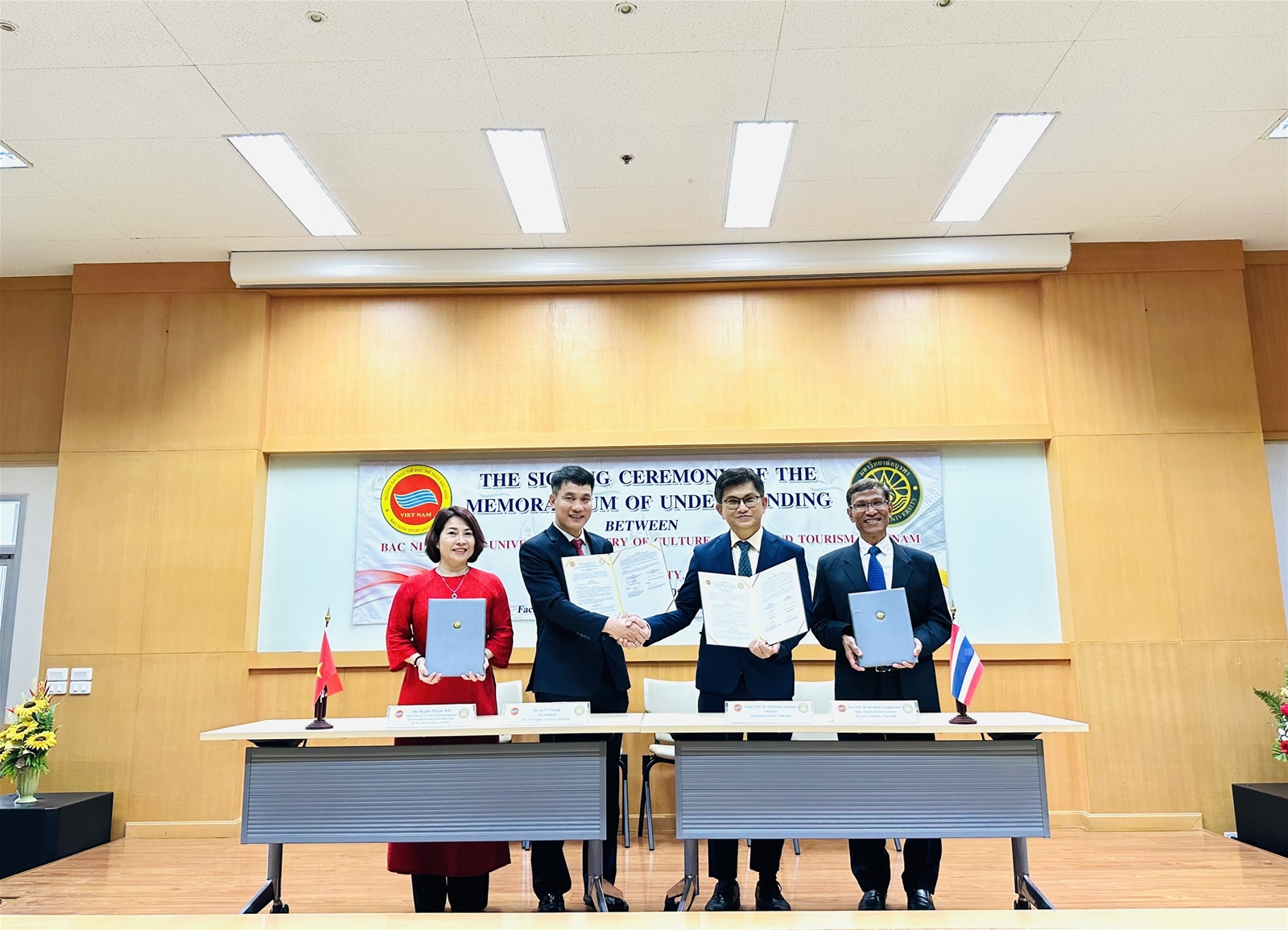 Đoàn công tác Trường Đại học TDTT Bắc Ninh sang ký kết Bản ghi nhớ hợp tác với trường đại học Burapha Thái Lan