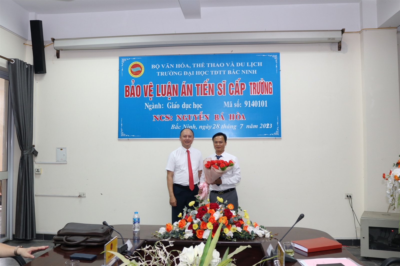 NCS Nguyễn Bá Hòa đã bảo vệ thành công luận án Tiến sỹ cấp Trường