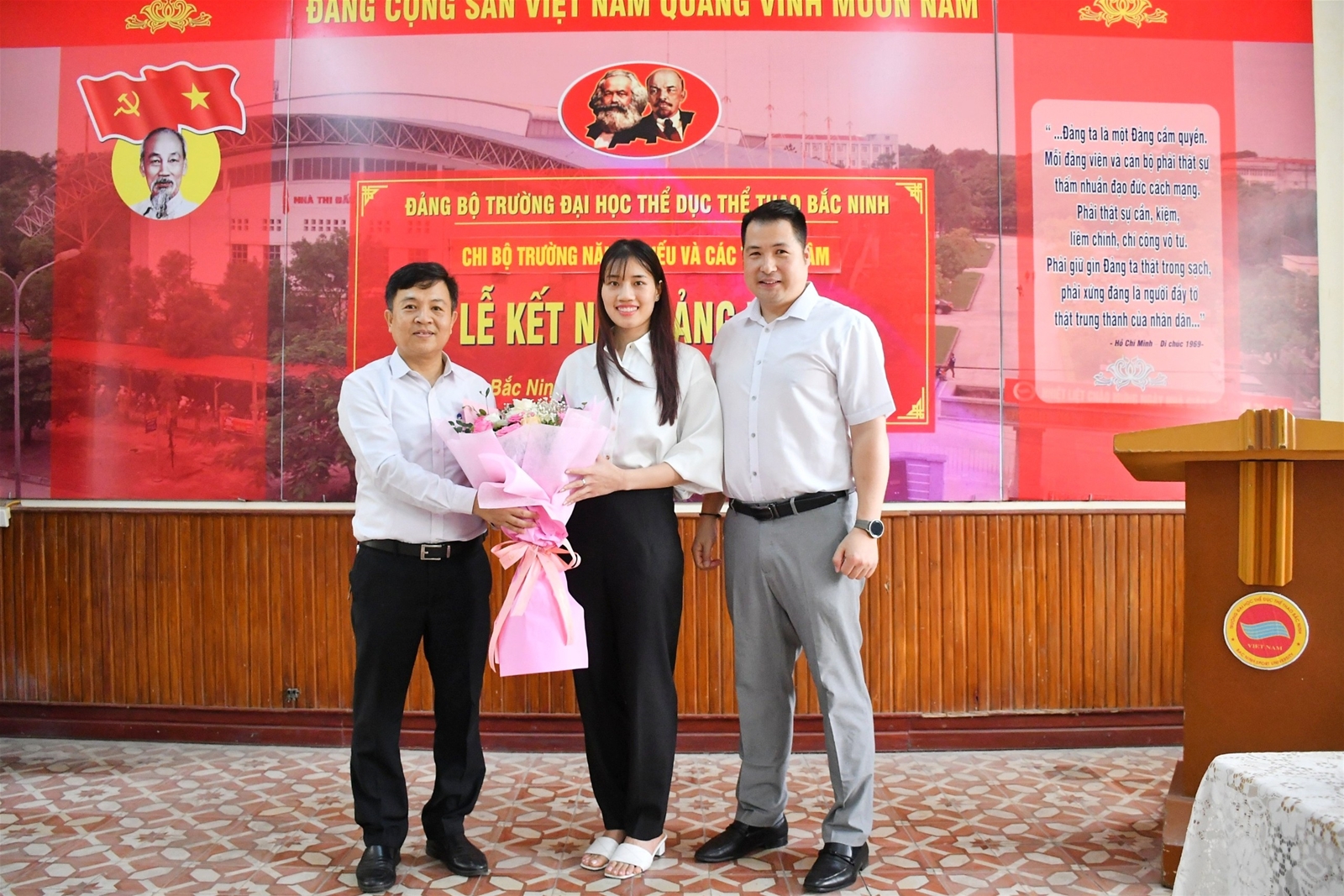 Lễ kết nạp Đảng viên cho VĐV Đinh Thị Phương Hồng thuộc chi bộ trường Năng khiếu và các trung tâm