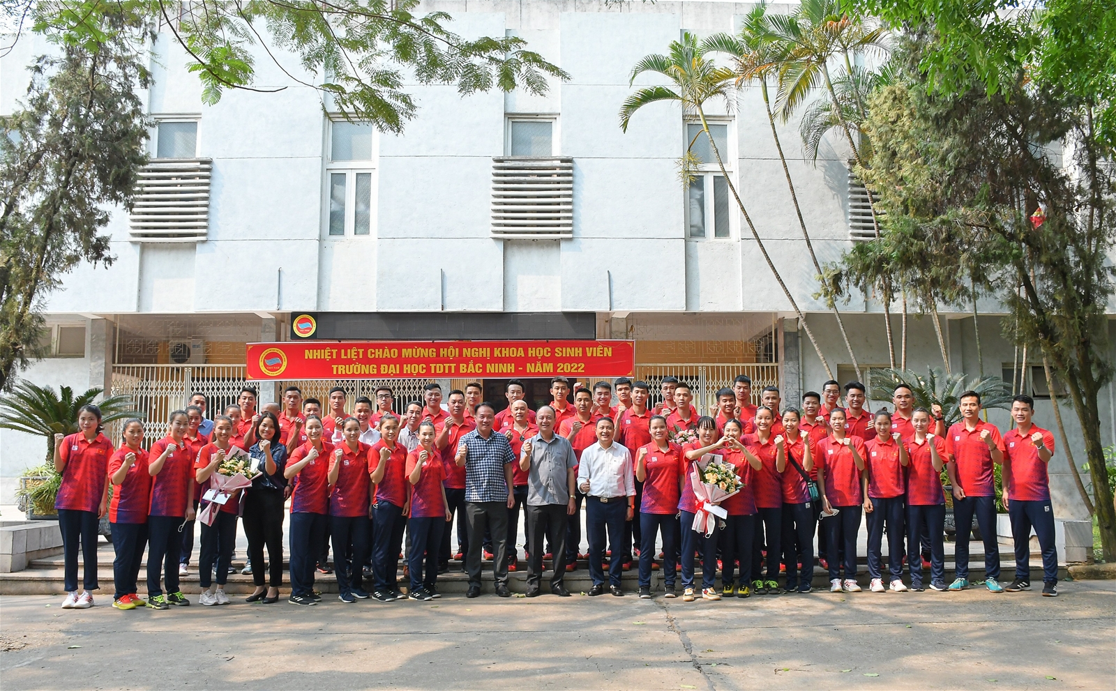 Lãnh đạo Nhà trường gặp mặt các Huấn luyện viên, vận động viên đang tập huấn tại Trường tham dự SEA Games 31