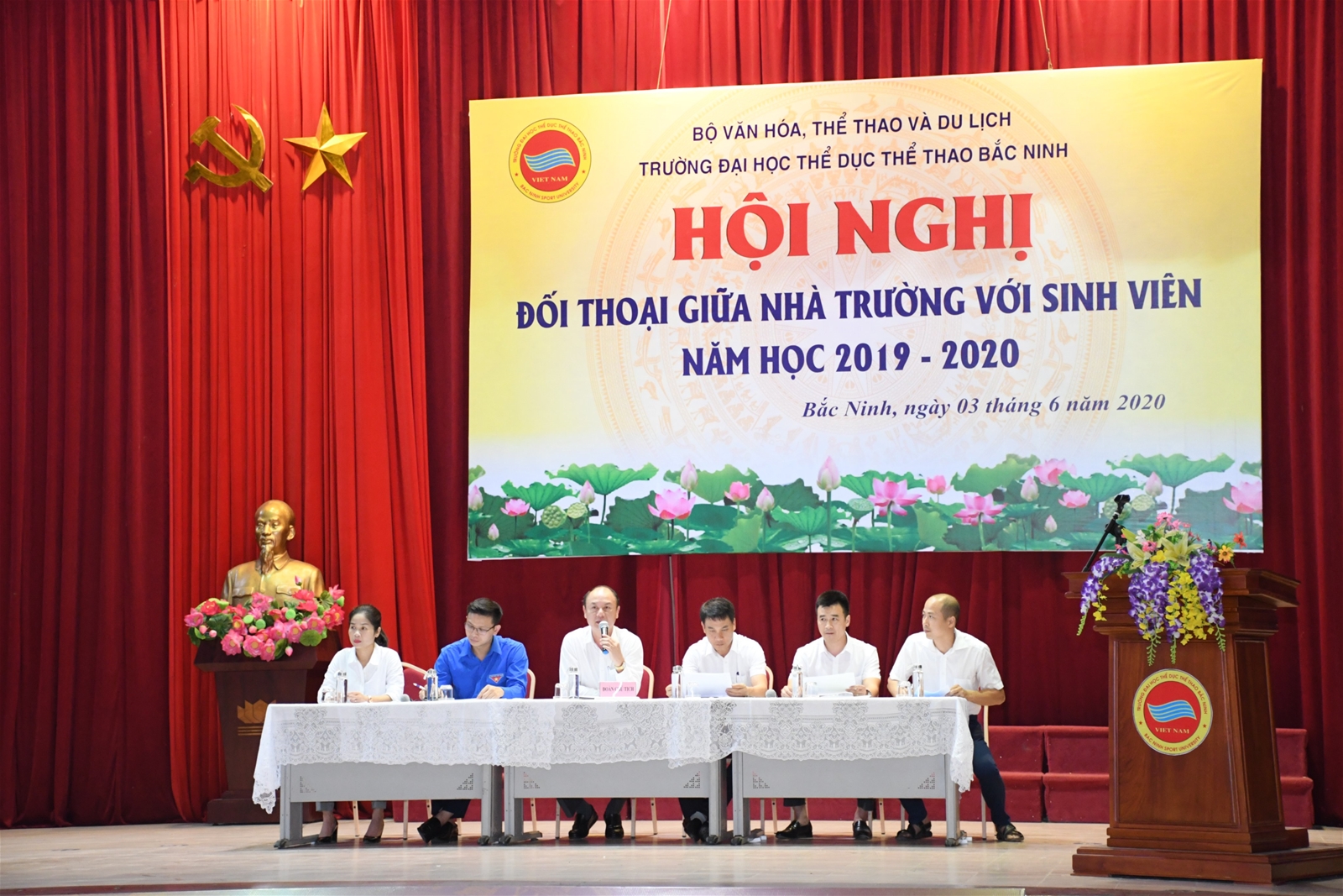 Hội nghị đối thoại Nhà trường với sinh viên năm 2020