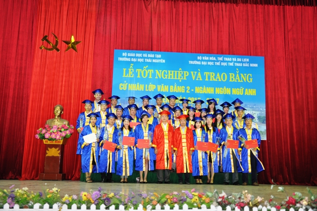 Lễ tốt nghiệp và trao bằng cử nhân lớp văn bằng 2 – ngành ngôn ngữ Anh niên khóa 2015-2017