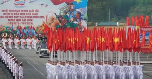 1.800 sinh viên tham gia đội hồng kỳ danh dự