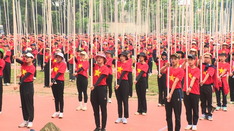 Hơn 1800 sinh viên hợp luyện đội hồng kỳ tại Trường Đại học Thể dục thể thao Bắc Ninh sẵn sàng cho nhiệm vụ A80