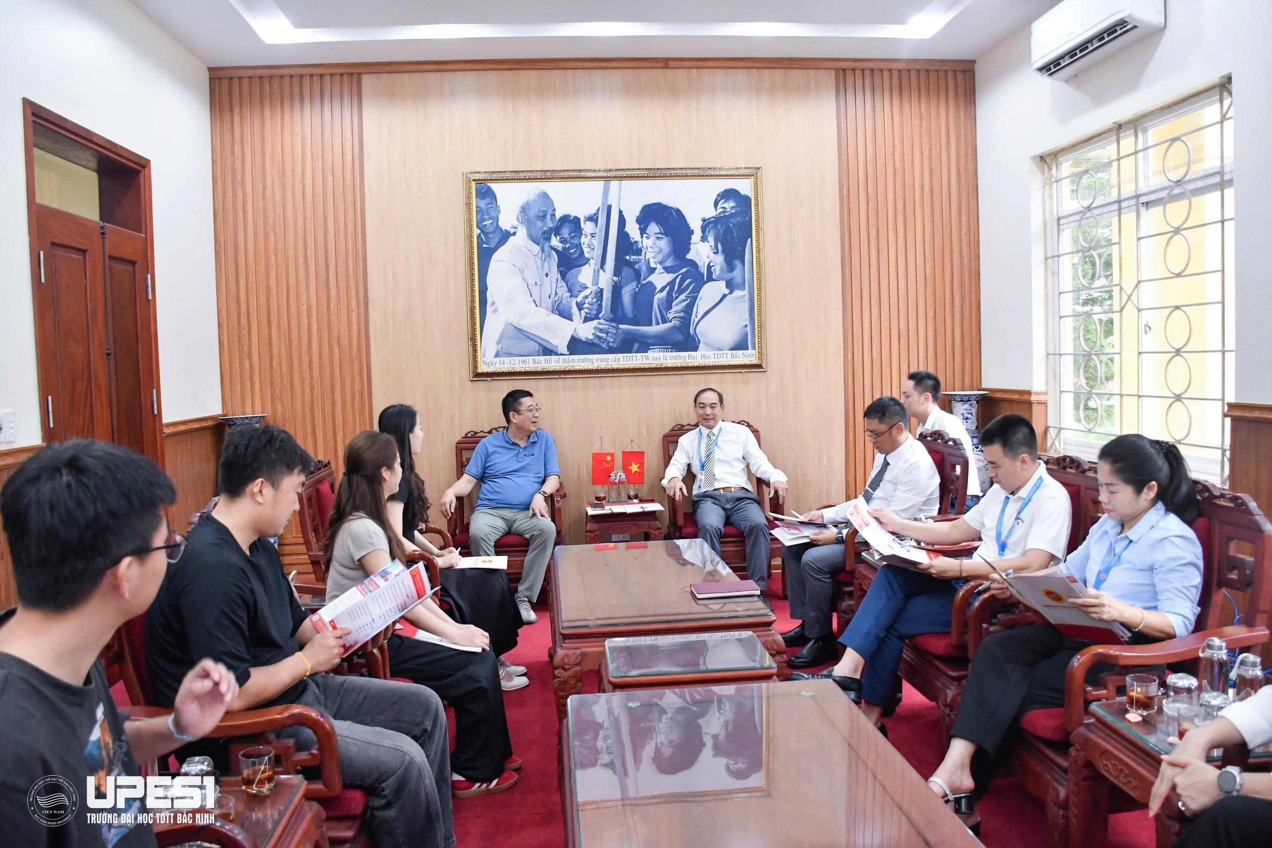 Đoàn cán bộ Trường Đại học TDTT Thượng Hải, Trung Quốc sang thăm và làm việc với Nhà trường