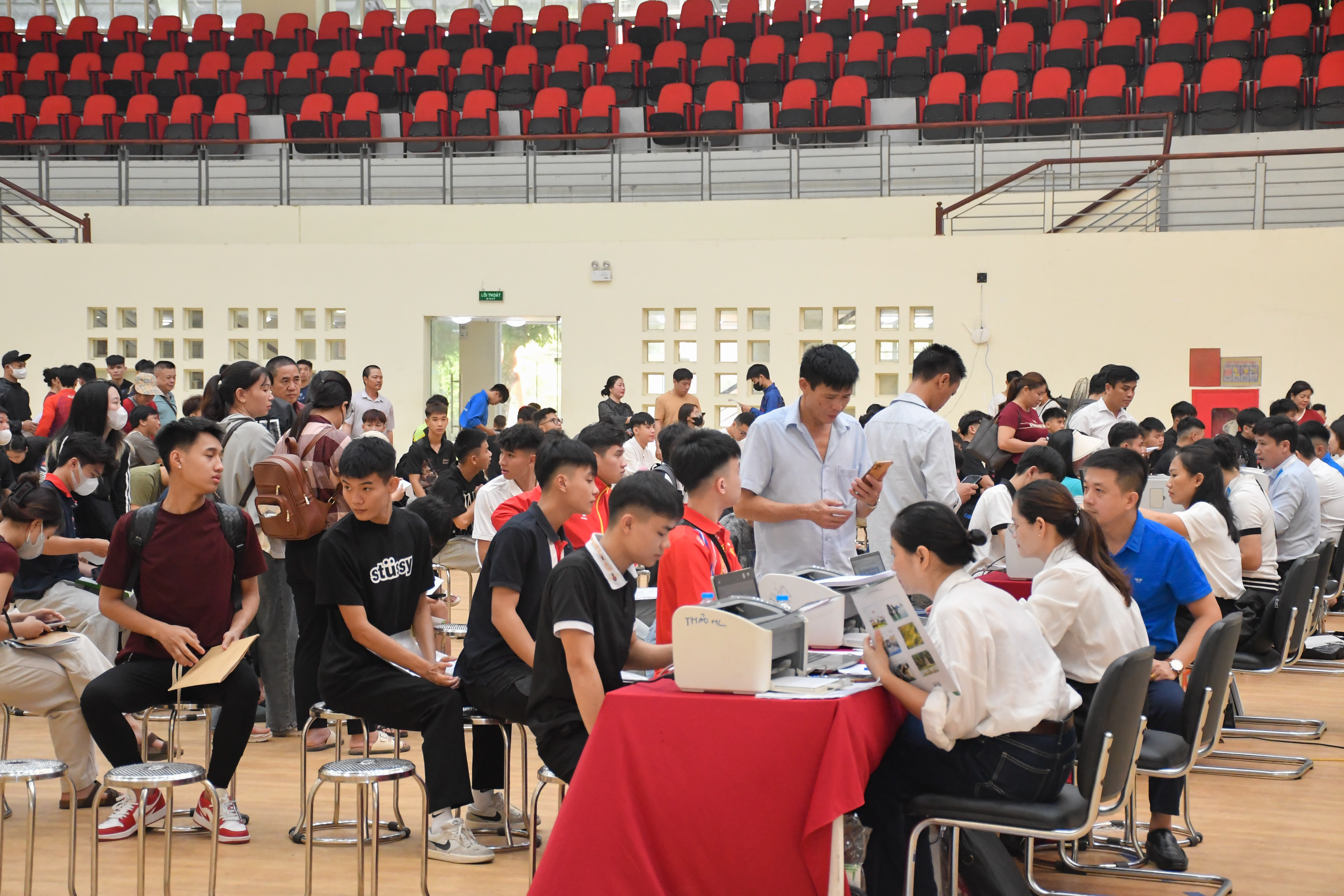 Sôi động đón tiếp tân sinh viên khóa địa học 61 nhập học đợt 2 năm học 2025-2026