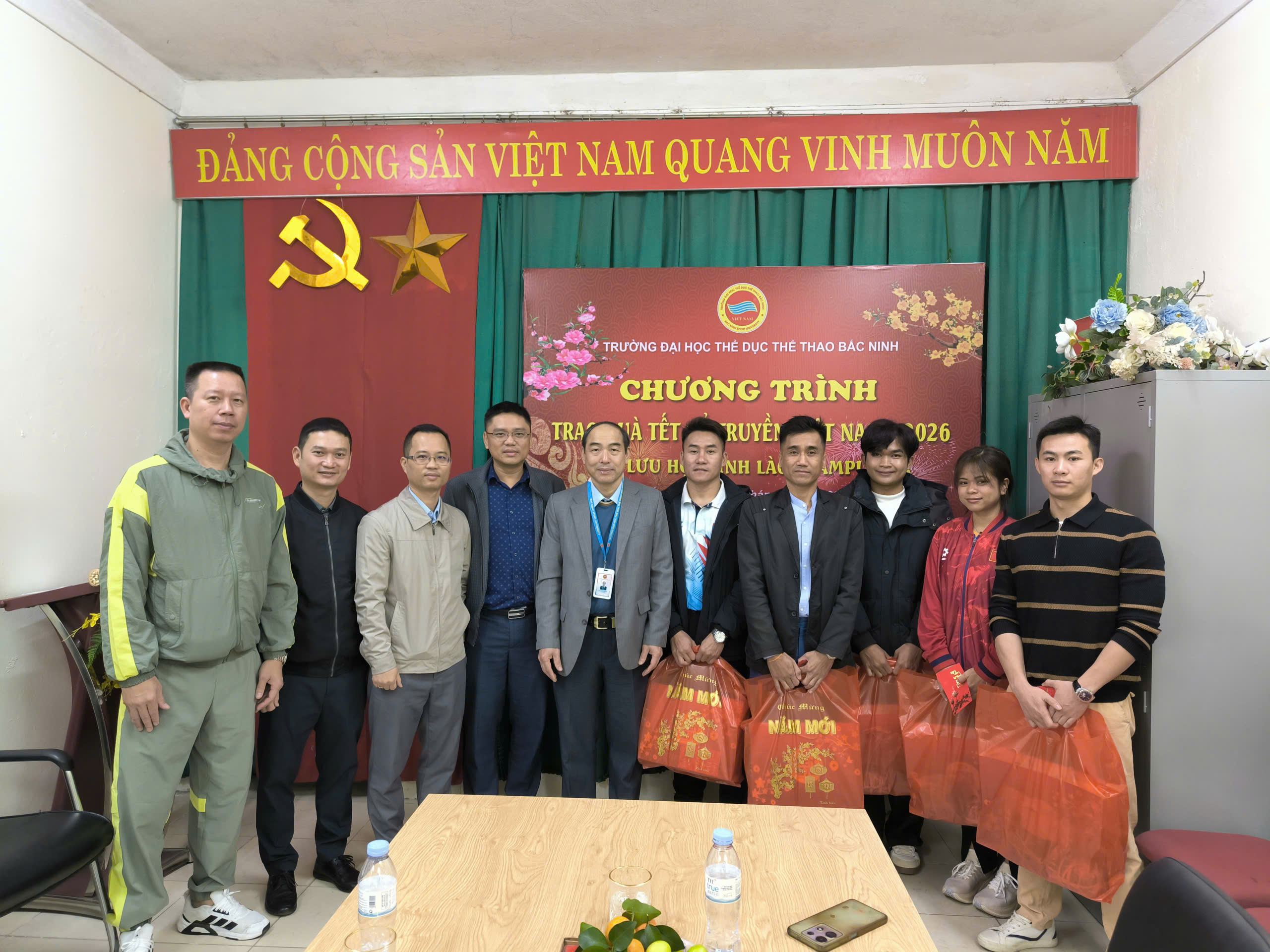 Ấm áp chương trình trao quà Tết cổ truyền Việt Nam 2026 cho lưu học sinh Lào và Campuchia