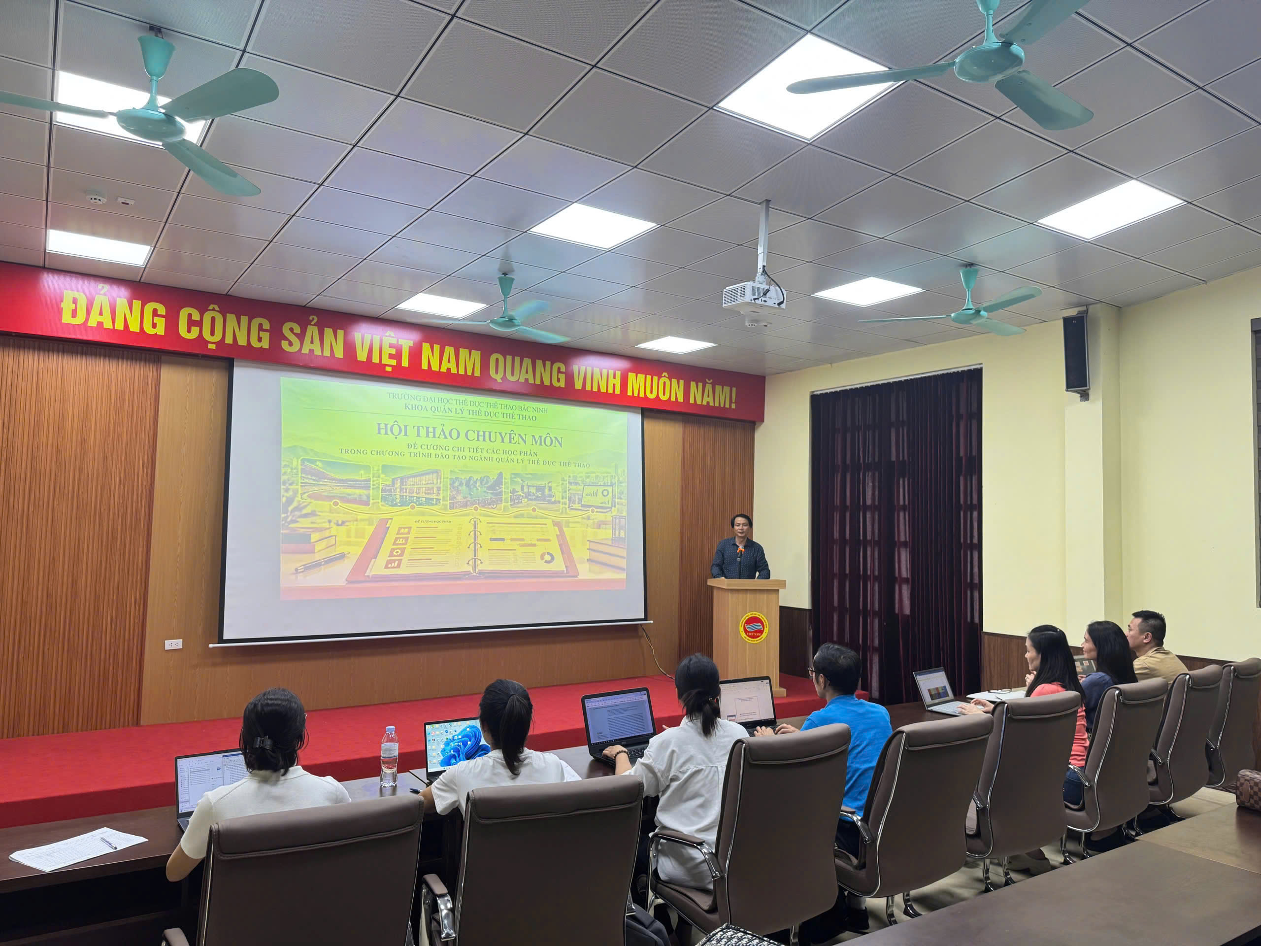 Khoa Quản lý Thể dục thể thao tổ chức Hội thảo chuyên môn  hoàn thiện Đề cương chi tiết các học phần trong Chương trình đào tạo năm 2026