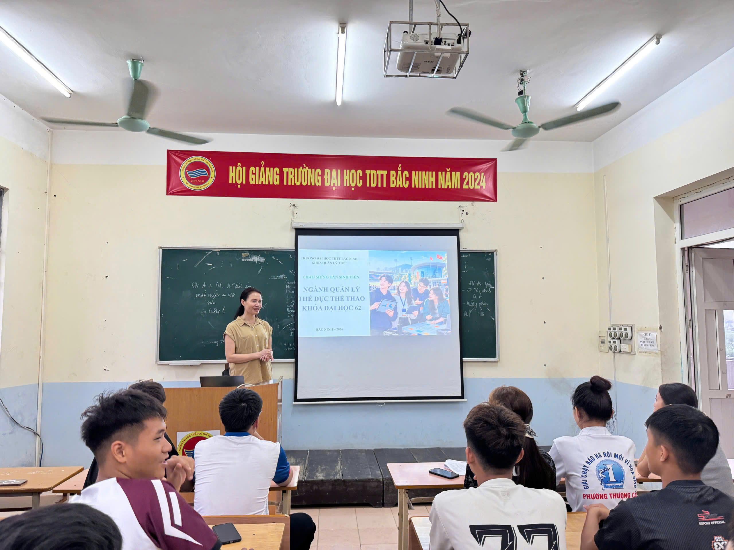 Khoa Quản lý Thể dục thể thao tổ chức gặp mặt chào mừng tân sinh viên Ngành Quản lý thể dục thể thao khóa Đại học 62