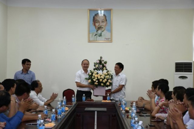 TS. Nguyễn Duy Quyết - Bí thư Đảng ủy, Hiệu trưởng Trường Đại học Sư phạm TDTT Hà Nội tặng hoa Nhà trường